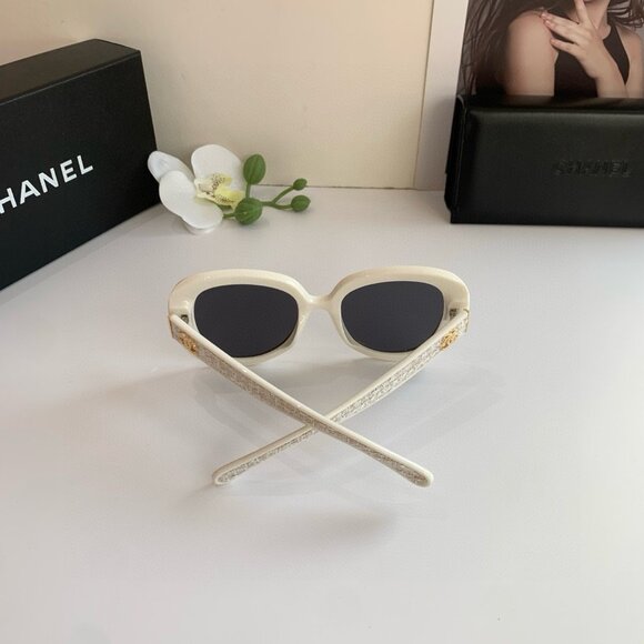 Iconic Chanel Black & Cream Eyewear - Picture 5 of 8